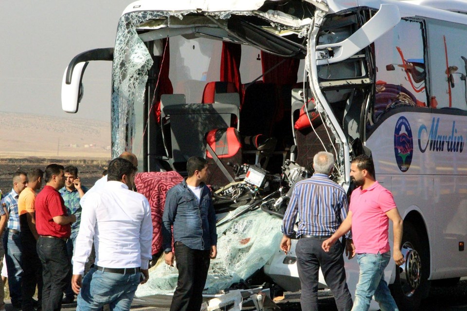 Yolcu otobüsü tankere çarptı: 2 ölü, 13 yaralı - 1