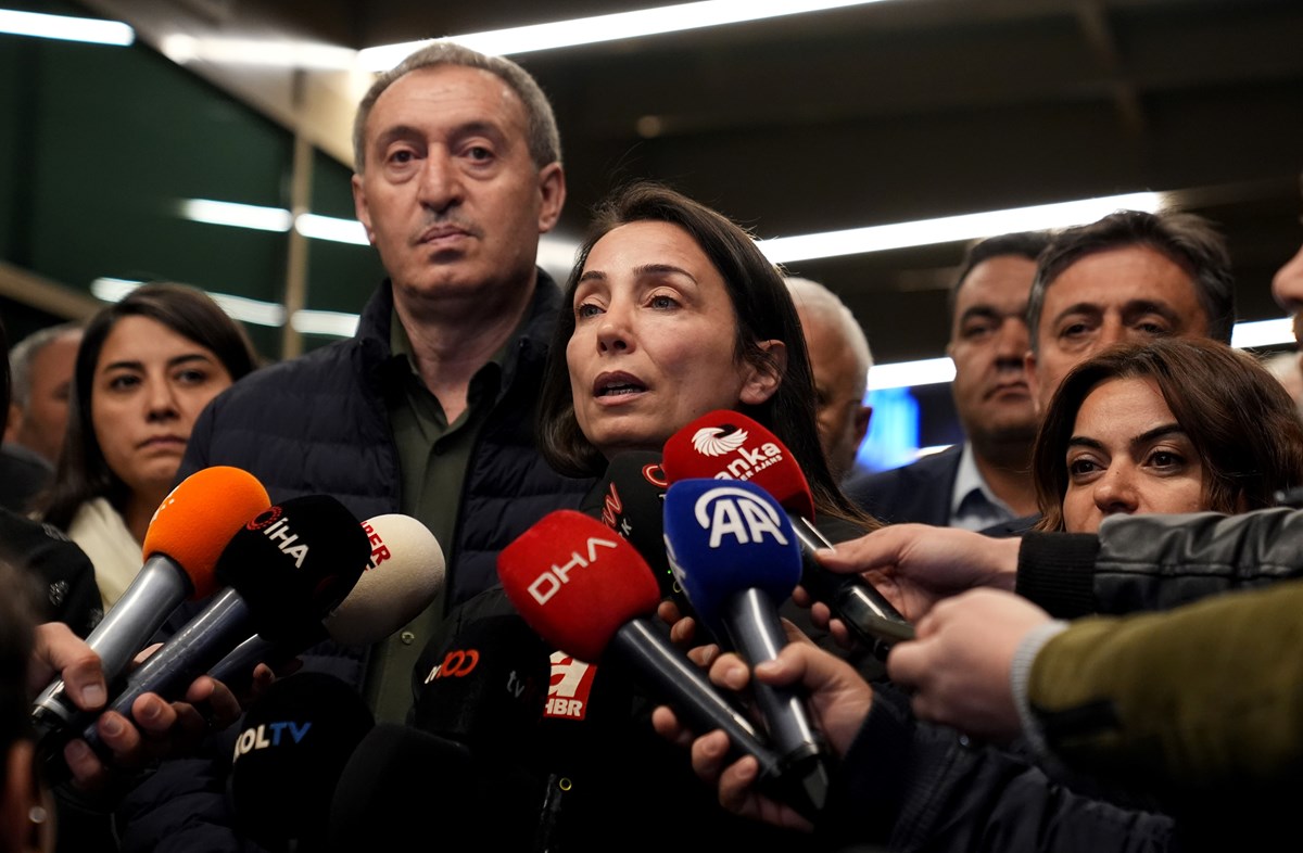 DEM Parti Eş Genel Başkanları Tuncer Bakırhan ve Tülay Hatimoğlu, hastaneye geldi.