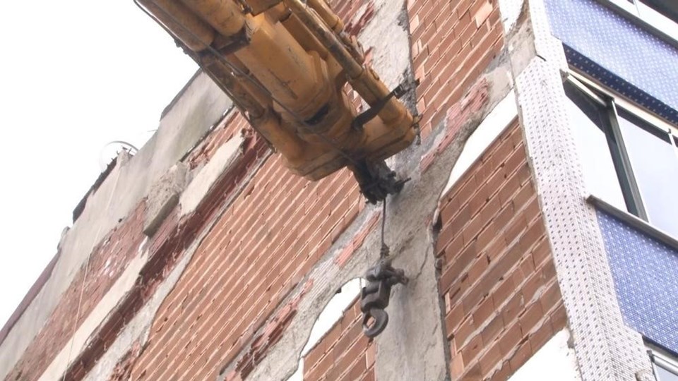 Gaziosmanpaşa’da toprak kayması: 2 bina vinçle desteklendi - 1