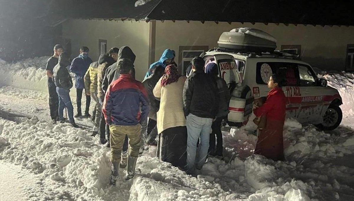 Yüksekova’da hipertansiyon hastası kadın 4 saatte kurtarıldı Yüksekova’da hipertansiyon hastası kadın 4 saatte kurtarıldı