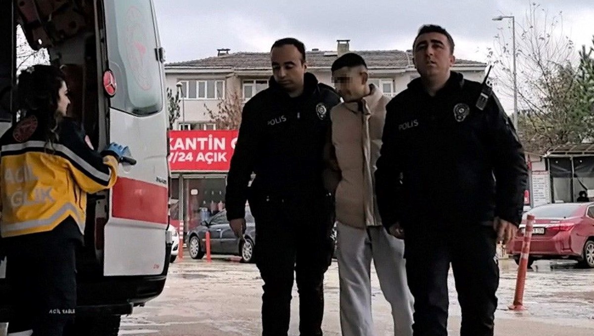 Babasını 6 yerinden bıçakladıktan sonra 112'den yardım istedi Babasını 6 yerinden bıçakladıktan sonra 112'den yardım istedi