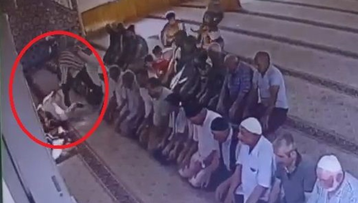 Camideki cinayetin güvenlik kamerası görüntüleri ortaya çıktı Camideki cinayetin güvenlik kamerası görüntüleri ortaya çıktı