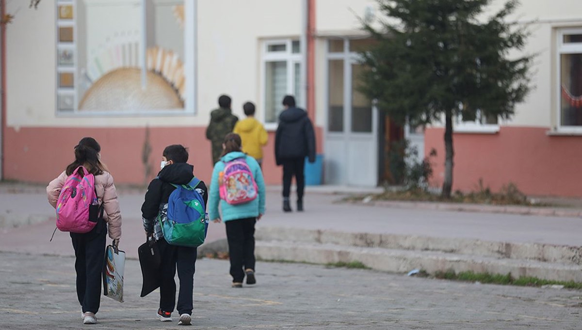 Son dalgaların kaynağı okullar ve çocuklar mı? Bilim Kurulu Prof. Dr. İlhan yanıtladı