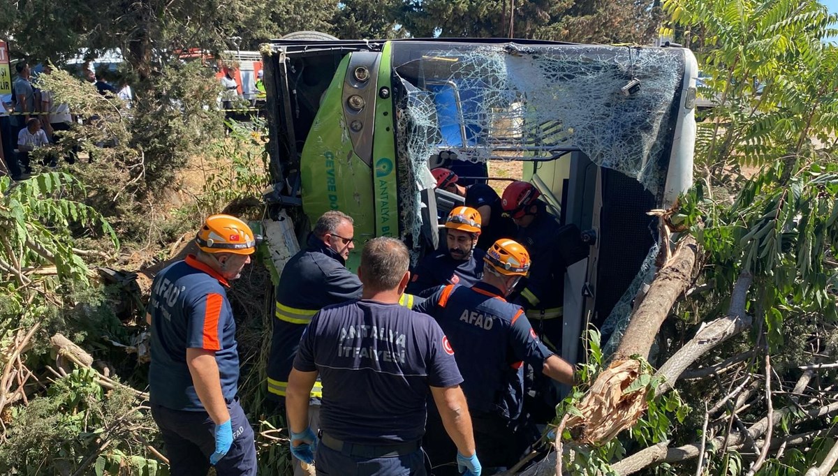 Halk otobüsü devrildi, sürücüsü öldü
