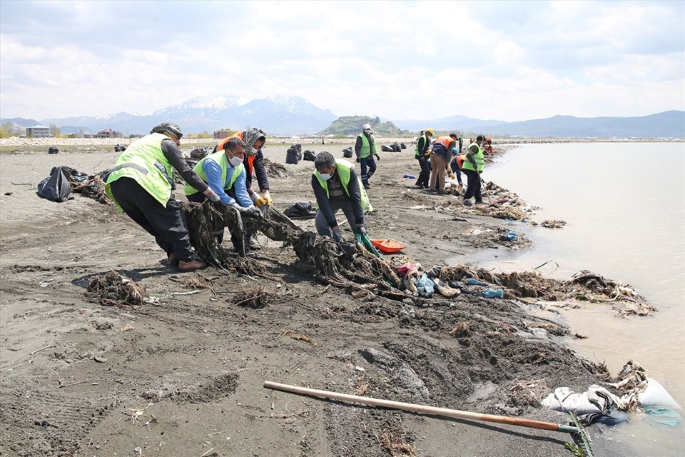 100 kişilik ekip Van Gölü sahilinde 110 ton çöp topladı - 1