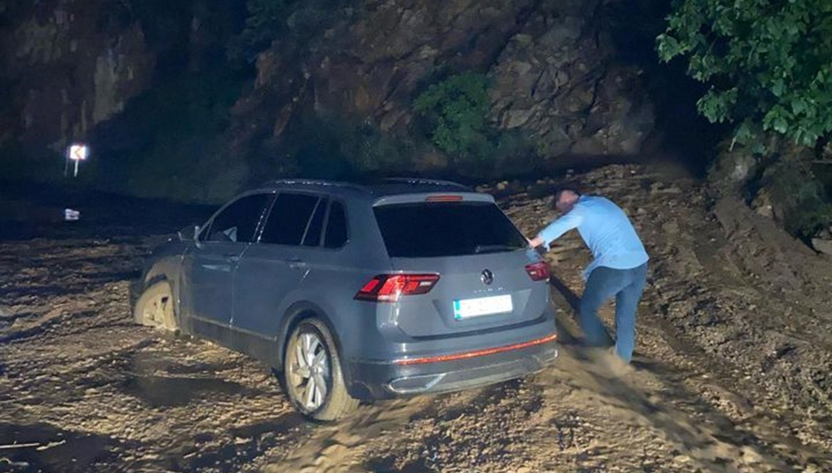 Artvin-Şavşat kara yolunda heyelan Artvin-Şavşat kara yolunda heyelan