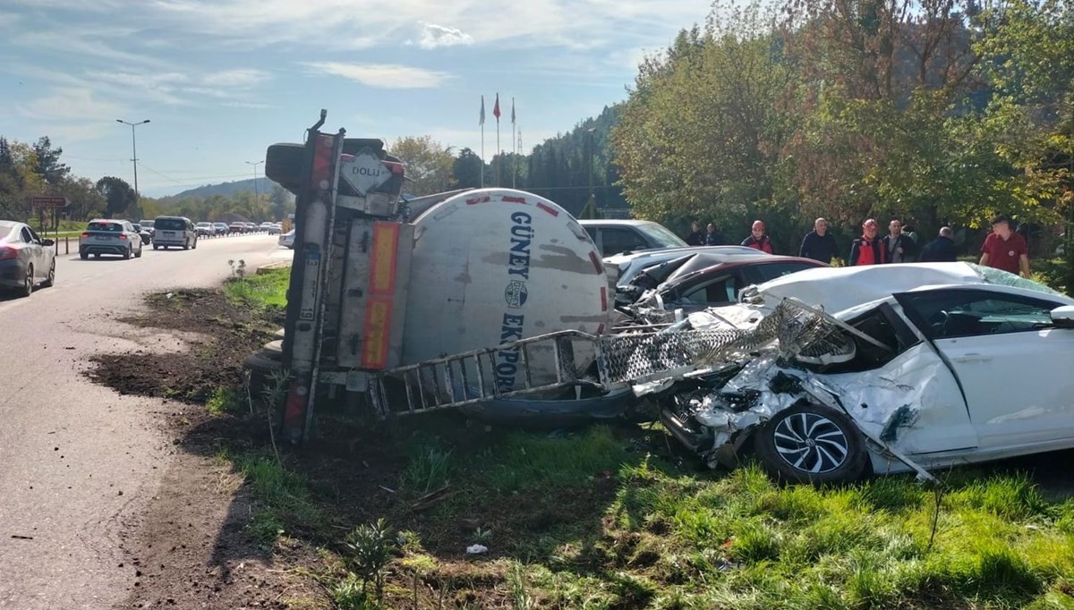 Tanker devrildi: Araçlarda hasar oluştu