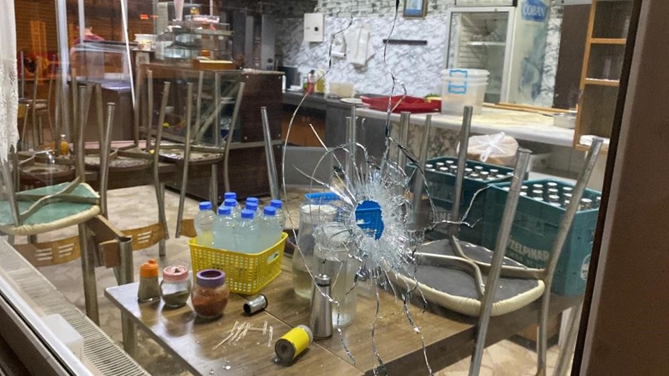 Ataşehir'de restoranda küfür kavgası: Bıçaklanan müşteri kurşun yağdırdı - 1