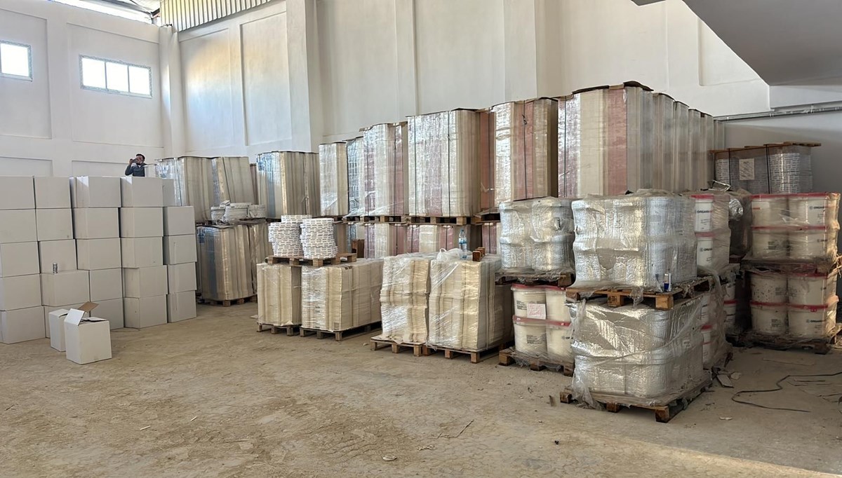 Adana'da bir depoda 32 milyon 500 bin kaçak makaron ele geçirildi Adana'da bir depoda 32 milyon 500 bin kaçak makaron ele geçirildi