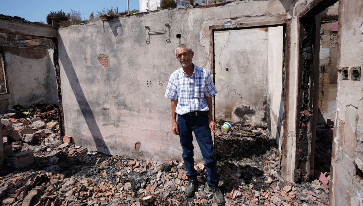 Aynı acıyı 3. kez yaşadı! Çorum'da 2 kez evi yandı, İzmir yangınında yine evsiz kaldı Aynı acıyı 3. kez yaşadı! Çorum'da 2 kez evi yandı, İzmir yangınında yine evsiz kaldı