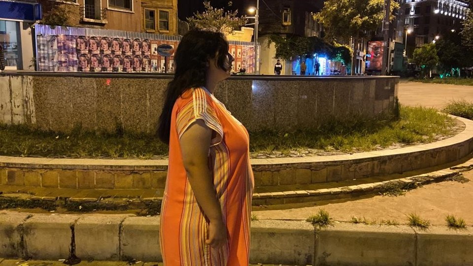Beyoğlu'nda 'duran kadın' polisi alarma geçirdi - 1