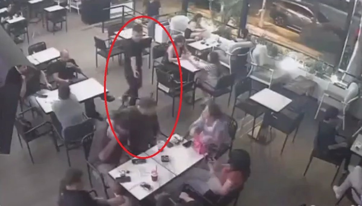 Kafede otururken bir anda tabancayla sırtından vuruldu Kafede otururken bir anda tabancayla sırtından vuruldu