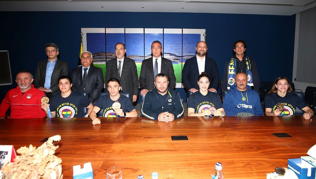 Avrupa şampiyonu Fenerbahçeli boksörler Ali Koç'u ziyaret etti Avrupa şampiyonu Fenerbahçeli boksörler Ali Koç'u ziyaret etti
