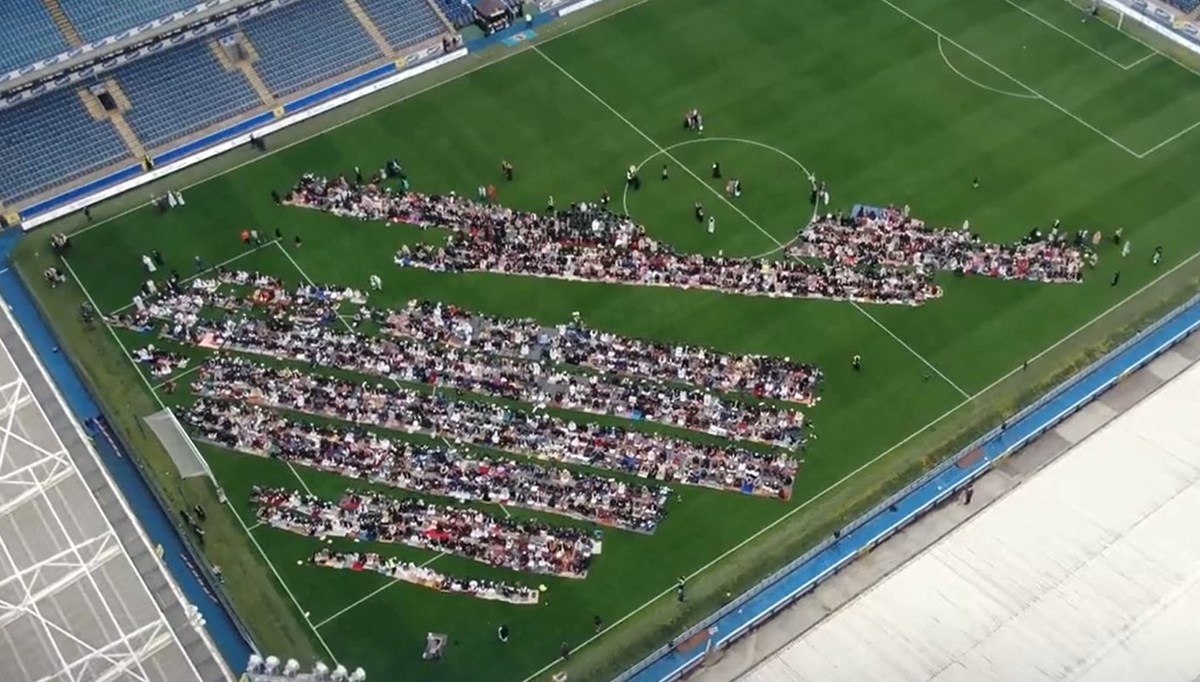 İngiltere'de stadyumda bayram namazı kılındı