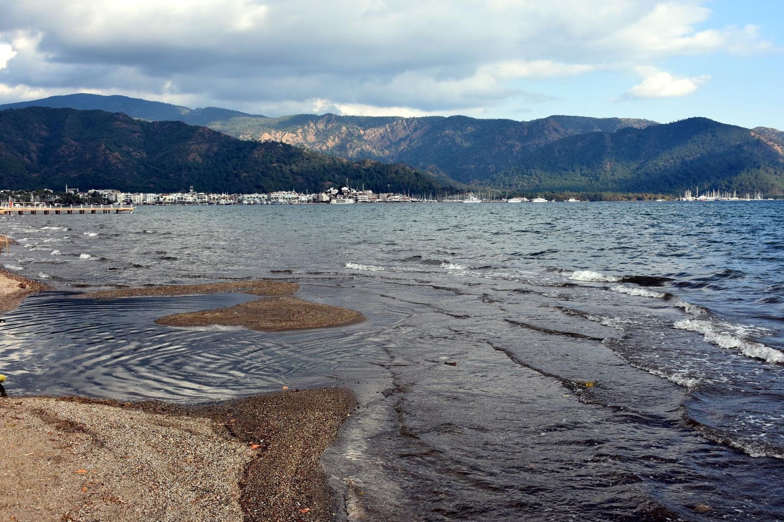 Marmaris�te 40 metre �ekilen deniz korkuttu