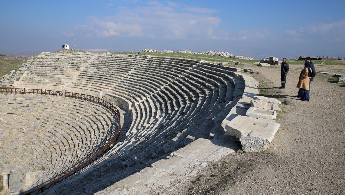 Laodikya'daki yazıtlar, antik tiyatroların kullanım amaçlarını ortaya çıkardı Laodikya'daki yazıtlar, antik tiyatroların kullanım amaçlarını ortaya çıkardı