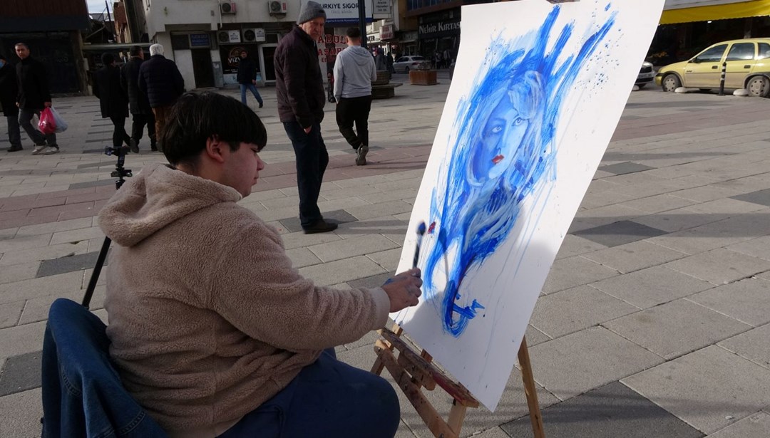Yürüme ve konuşma engelli Enes, resim yeteneğiyle kendine hayran bırakıyor