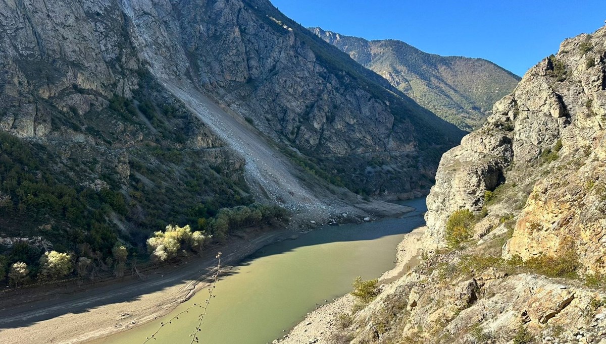 Yamaçta kaya parçaları düştü