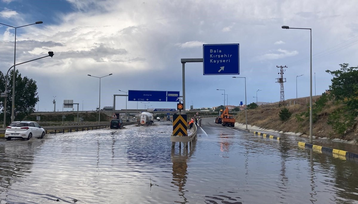 Ankara-Konya karayolu sağanak nedeniyle ulaşıma kapandı