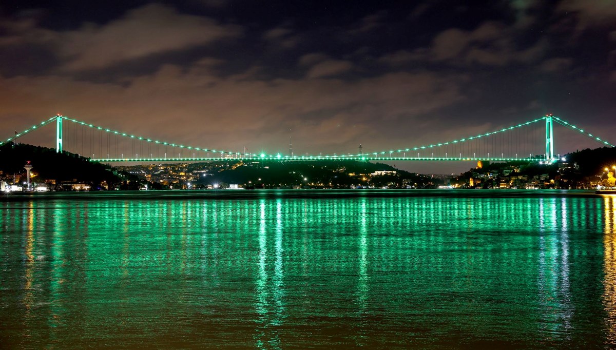 İstanbul’un köprüleri skolyoz hastalığına dikkati çekti