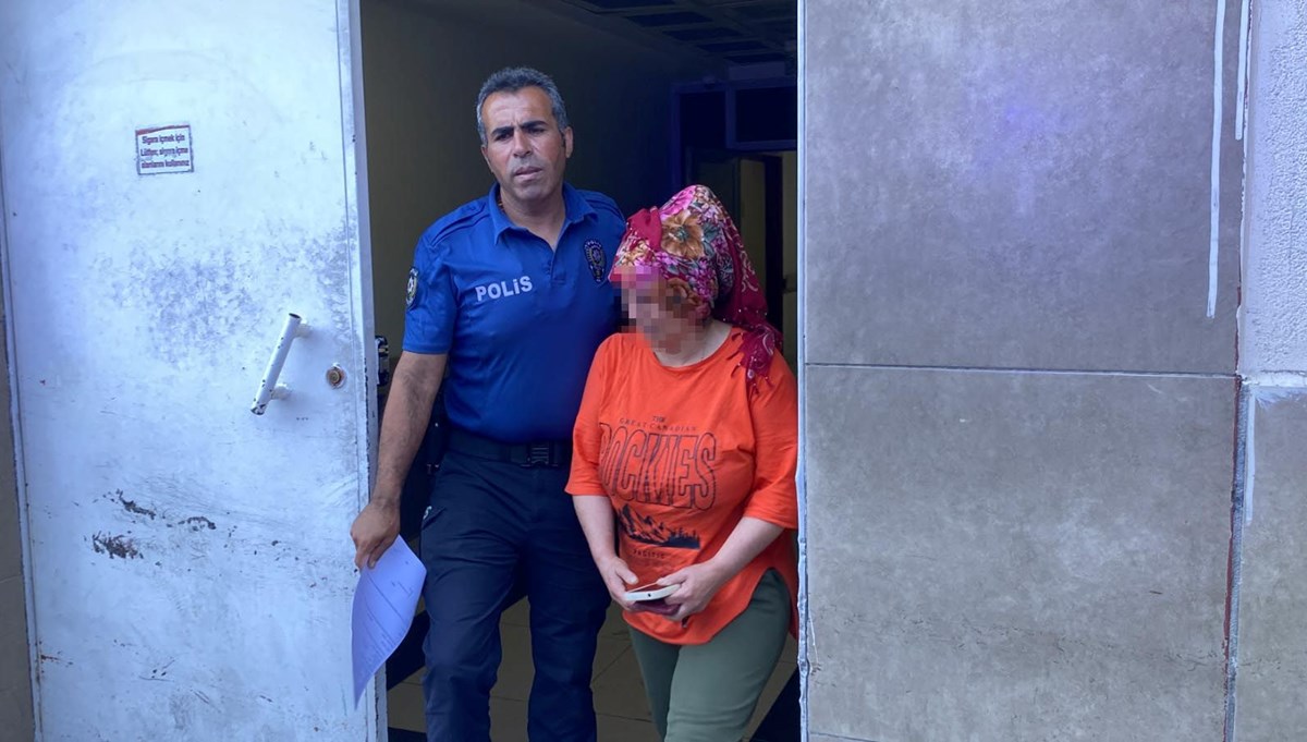 Küçük çocuğuna ekmek bıçağı fırlattı Küçük çocuğuna ekmek bıçağı fırlattı