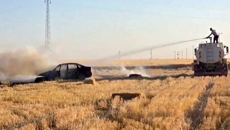 Arabada çıkan yangın balyaları yaktı