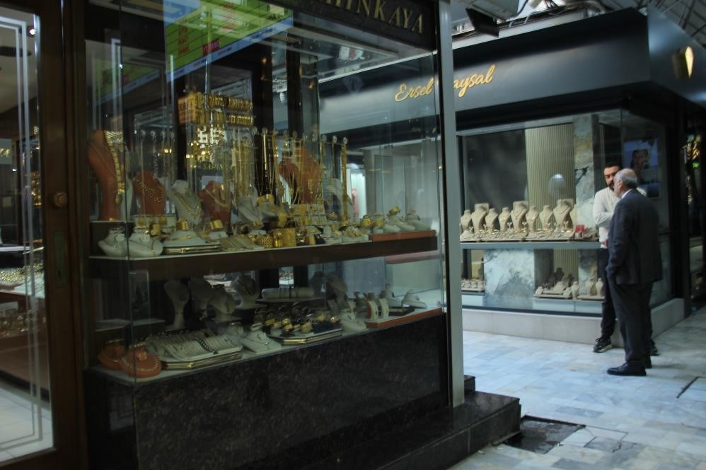 Kuyumcular vitrin ışıklarını 15 dakikalığına kapattı