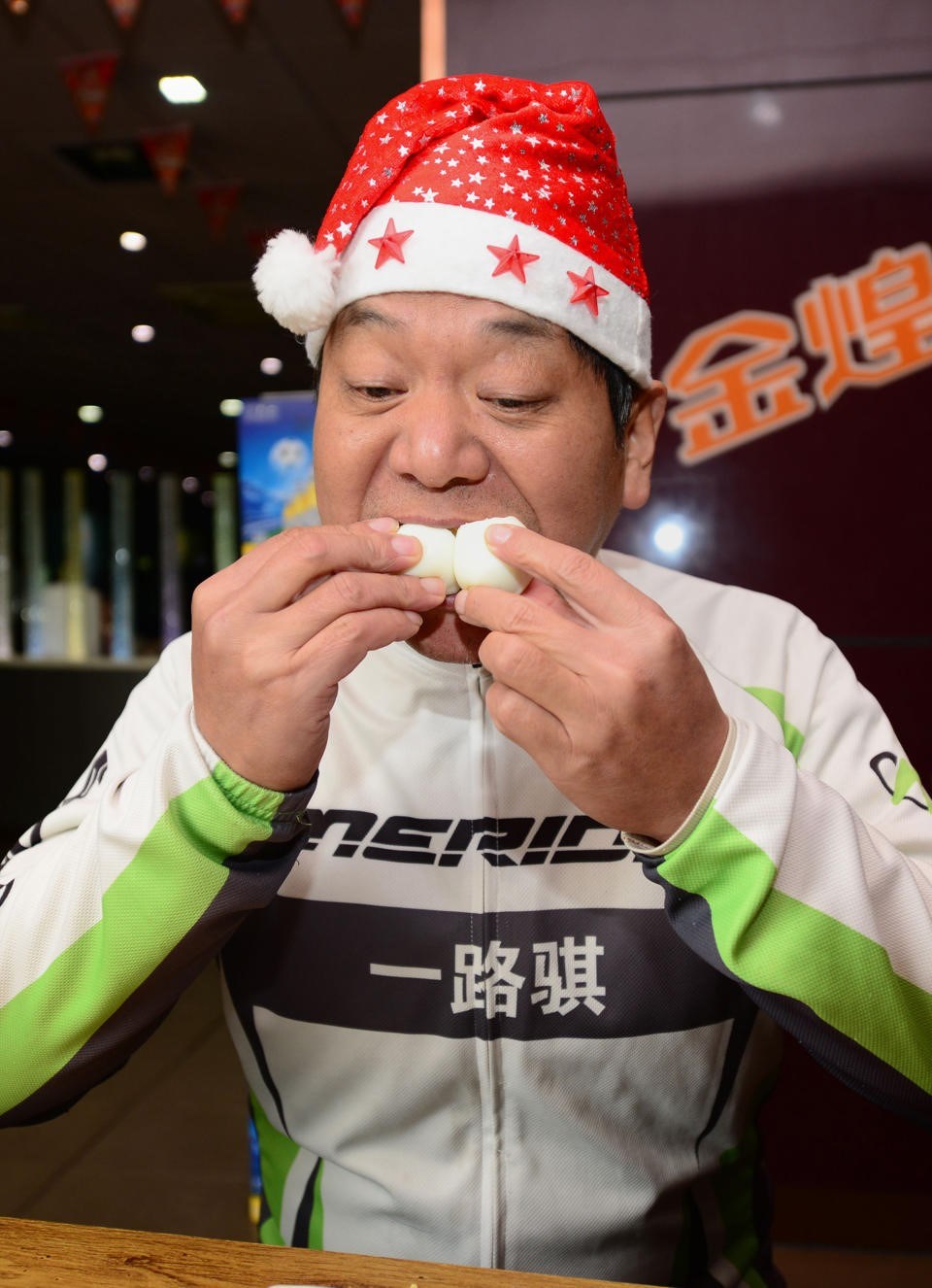 Çinli adam Noel için 160 yumurta yedi - 1