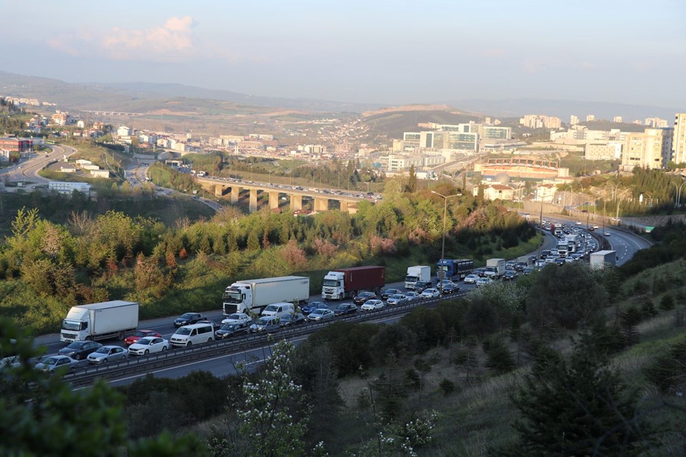 Tatilcilerin İstanbul'a dönüş trafiği: Birçok noktada yoğunluk yaşanıyor - 1