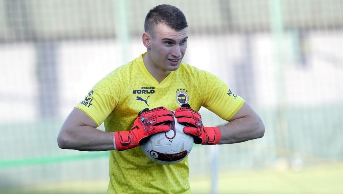 Livakovic, Fenerbahçe formasıyla ilk antrenmanına çıktı Livakovic, Fenerbahçe formasıyla ilk antrenmanına çıktı