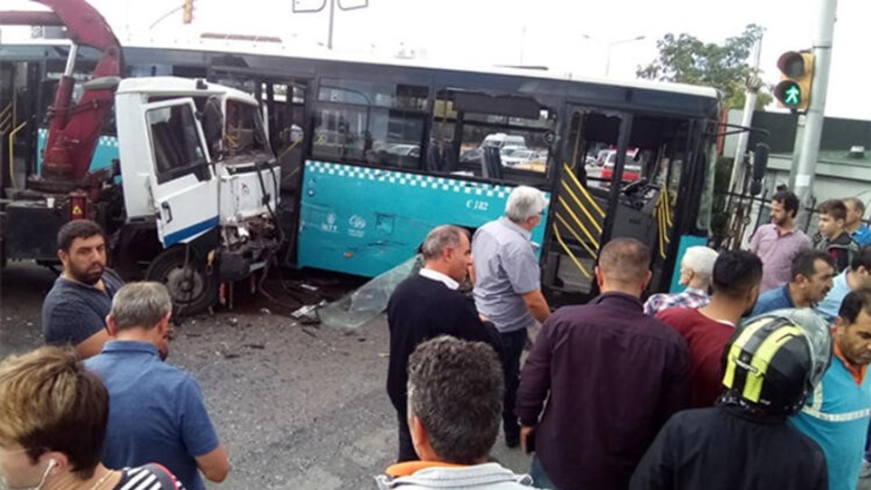 Ümraniye'de kamyon ile halk otobüsü çarpıştı - 1