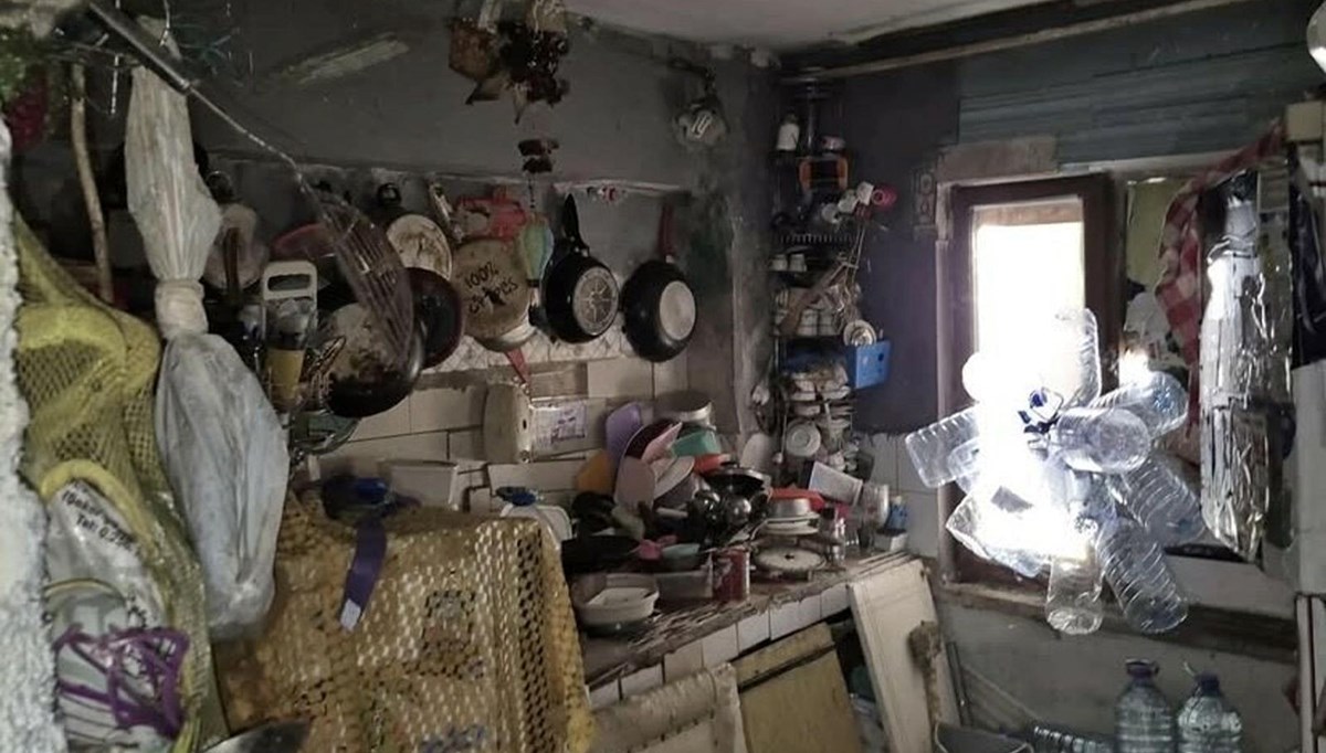 Kötü koku gelen evden 4 kamyon çöp çıktı