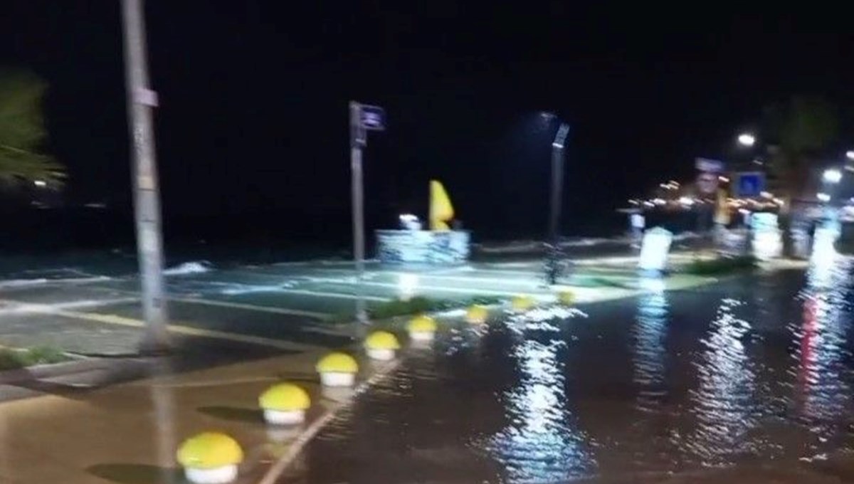 İzmir'de fırtına etkili oldu: Deniz taştı İzmir'de fırtına etkili oldu: Deniz taştı