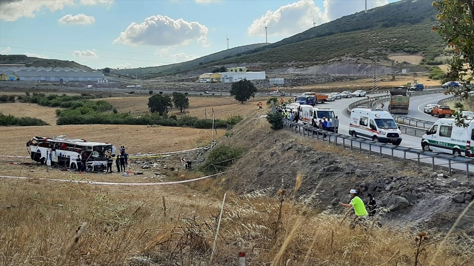 SON DAKİKA HABERİ: Balıkesir’de otobüs yoldan çıkarak takla attı: 15 kişi hayatını kaybetti - 2