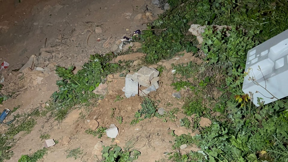 İstanbul'da boş arazide bebek cesedi bulundu: Anne-baba gözaltında - 1