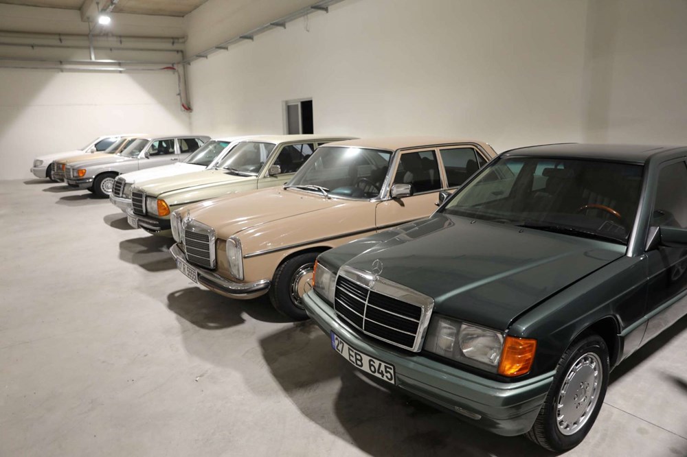 İş yerini klasik otomobil müzesine çevirdi - 7