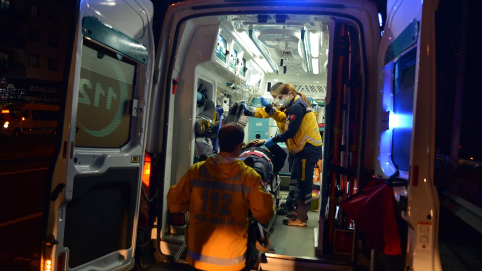 Manisa'da yolcu otobüsü ile kamyonet çarpıştı: 7 yaralı - 2