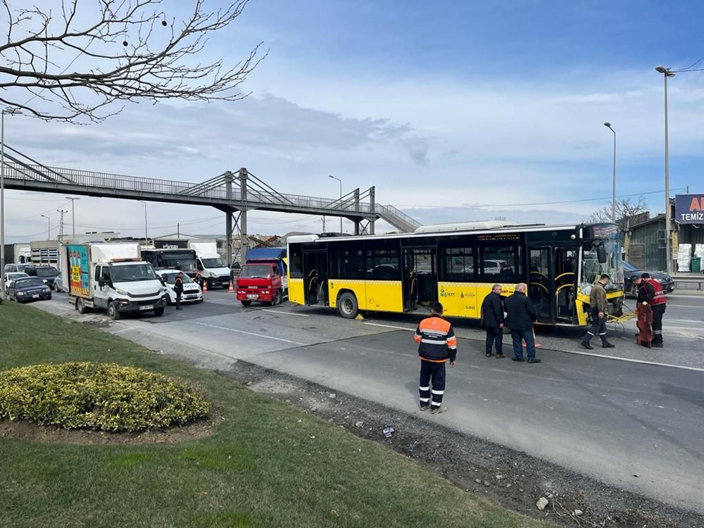 İETT otobüsü bariyerlere ok gibi saplandı - 2