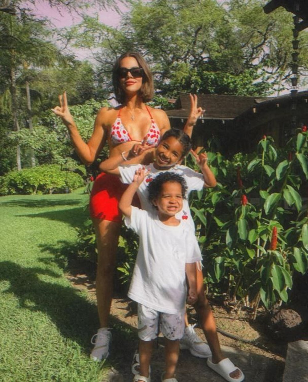 Khloe Kardashian'ın mecmua pozlarına tenkit yağdı 74