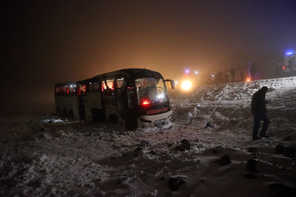 Diyarbakır'da yolcu otobüsü şarampole düştü: 4'ü ağır 30 yaralı - 2