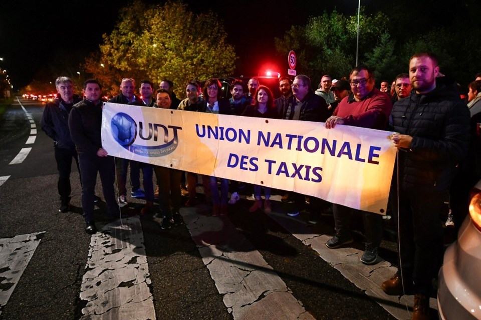 Fransa'da sosyal güvenlik yasasını protesto eden taksiciler greve gitti - 1