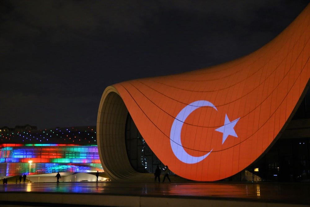 Bakü'nün ünlü yapılarına Türk bayrağı yansıtıldı - 9