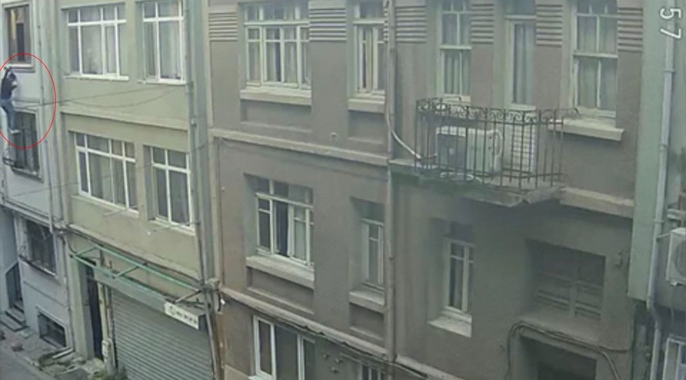 Cihangir’de “örümcek adam” gibi hırsız (Ev sahibiyle karşılaşınca
üçüncü kattan atlayarak kaçtı) - 2