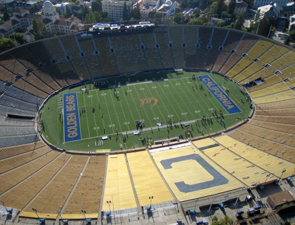 Стадион сверху. Стадион вид сверху. Футбольный стадион вид сверху. Фото стадиона сверху.