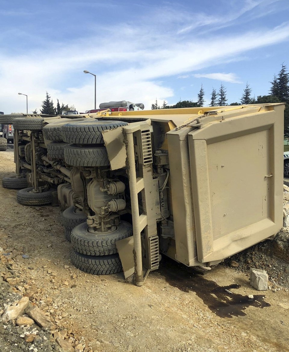 Silivri'de hafriyat kamyonu devrildi - 1
