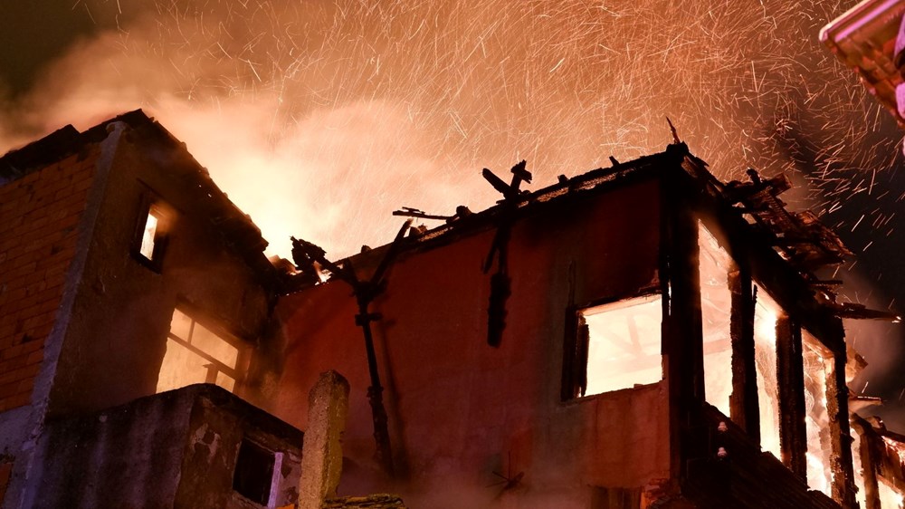 Edirne'de tarihi ahşap bina alev alev yandı - 3
