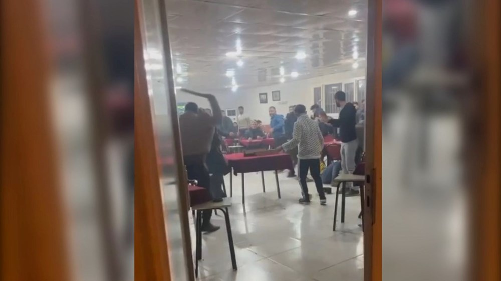 Çay ocağında sandalyeler ve ıstakalar havada uçuştu - 4