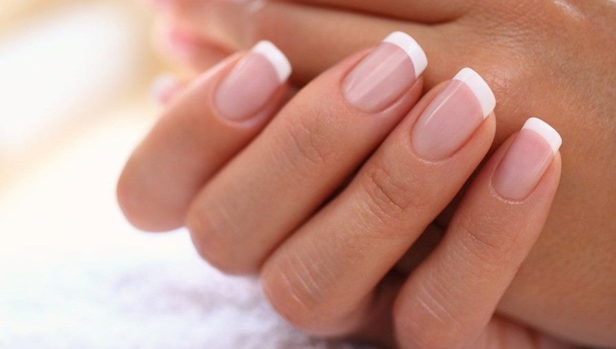 Tırnakları 5 dakikada sapasağlam yapan yöntem! Birkaç damla sürmek bile yetiyor