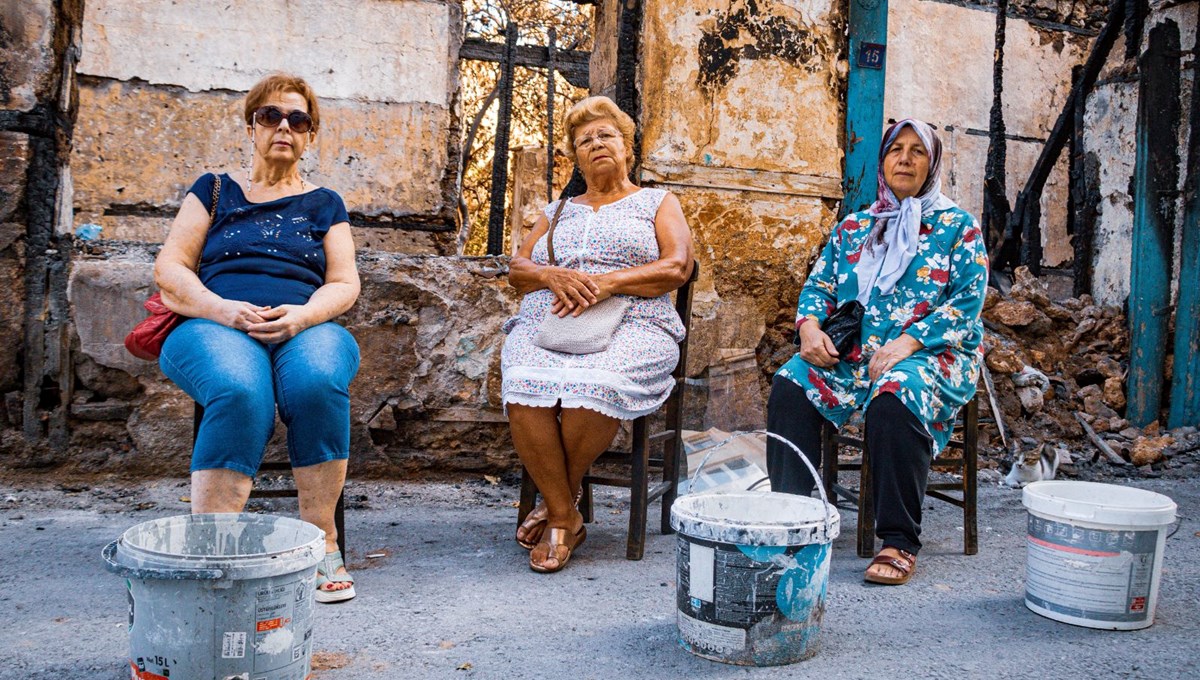 Her pazar aynı mahallede yangın | Ellerinde kovalar tetikte bekliyorlar