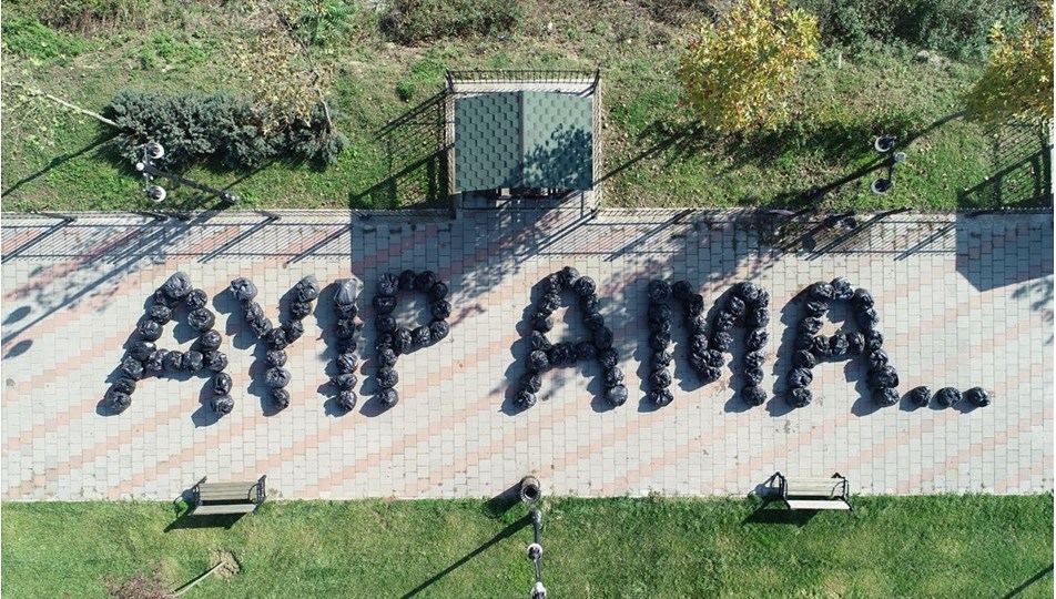 Temizlik işçileri çöp torbalarıyla "Ayıp ama" yazdı
